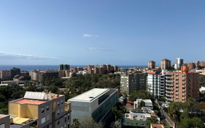 Unterkunft mit Aussicht in Santa Cruz de Tenerife: Blick auf Meer, Park, Berge und Stadt